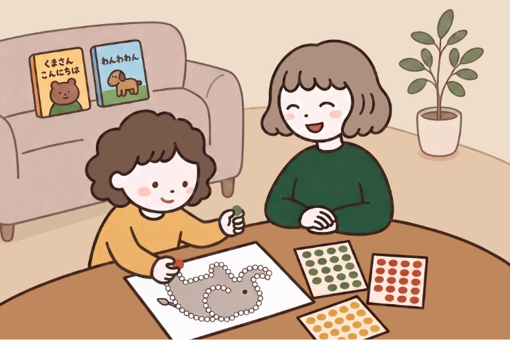 ママスタッフが子どもと一緒にシール台紙を試している様子